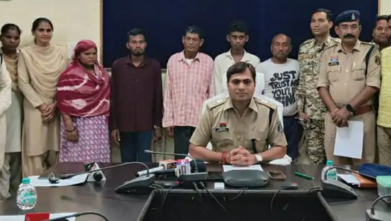 पुलिस गिरफ्त में लाली की हत्या के पांचों आरोपित पुलिस गिरफ्त में लाली की हत्या के पांचों आरोपित
