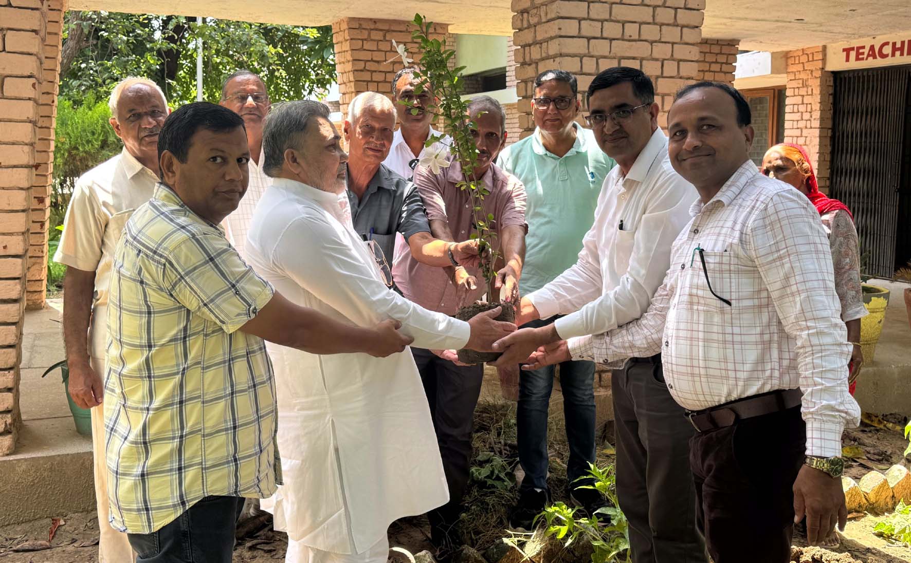 रिटायर्ड प्रोफेसर सुभाष पूनिया का स्वागत करते एलुमनी एसोसिएशन के प्रधान सीए परमजीत सिंह व अन्य। रिटायर्ड प्रोफेसर सुभाष पूनिया का स्वागत करते एलुमनी एसोसिएशन के प्रधान सीए परमजीत सिंह व अन्य।