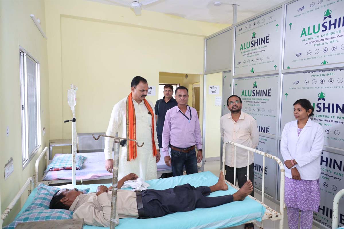 स्वास्थ्य मंत्री जायसवाल अस्पताल में भर्ती मरीजों से बातचीत करते स्वास्थ्य मंत्री जायसवाल अस्पताल में भर्ती मरीजों से बातचीत करते