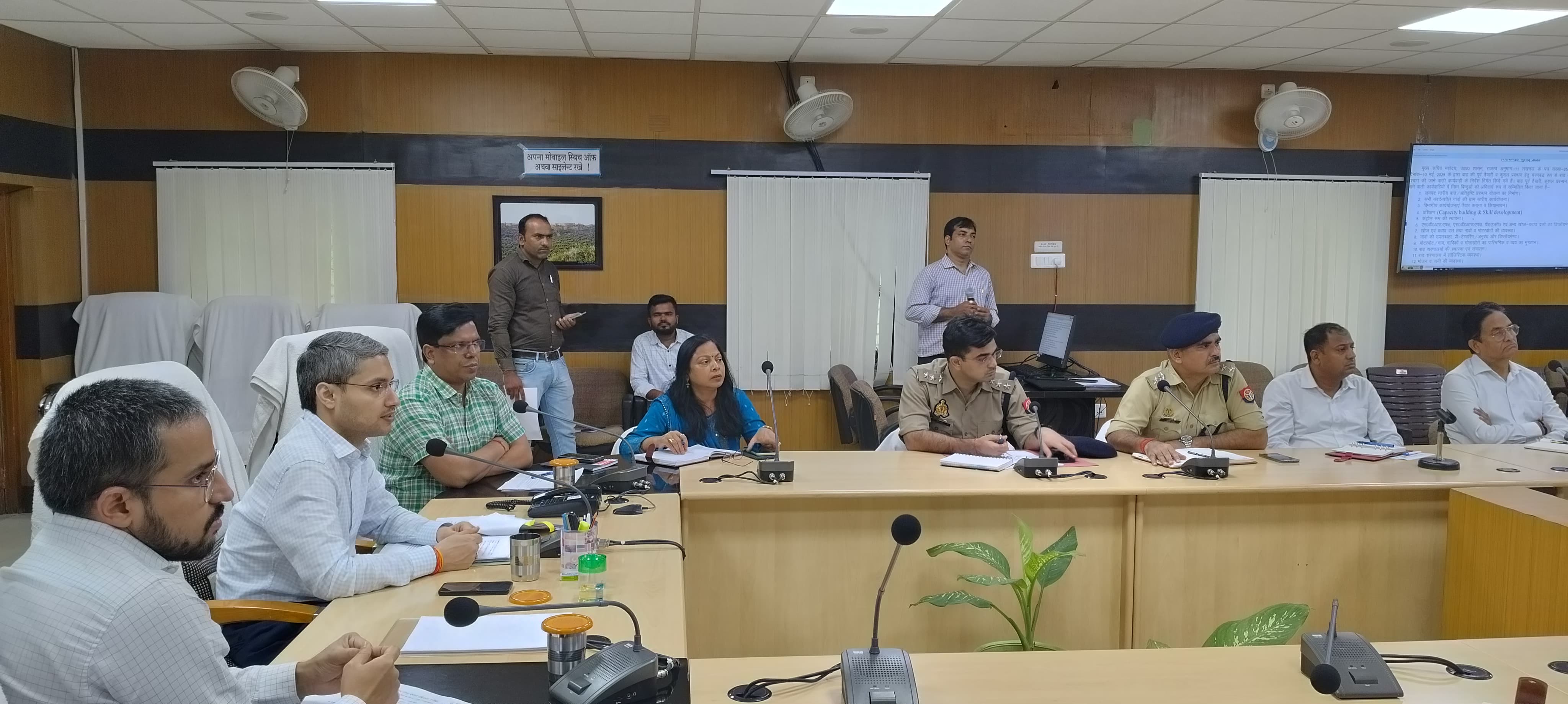 बाढ़ को लेकर संबंधितों के साथ बैठक करते जिलाधिकारी बाढ़ को लेकर संबंधितों के साथ बैठक करते जिलाधिकारी