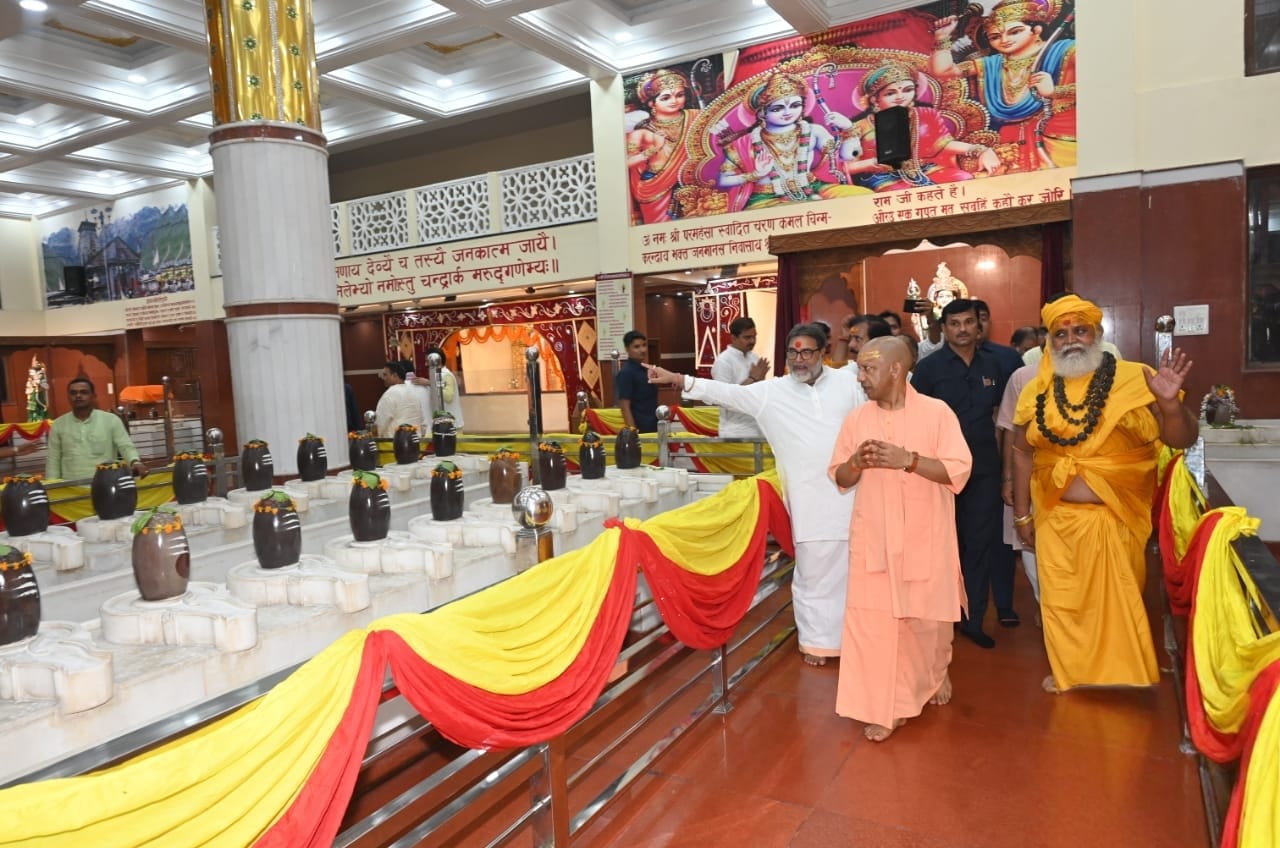 श्री काशी विश्वनाथ मंदिर में सीएम योगी श्री काशी विश्वनाथ मंदिर में सीएम योगी
