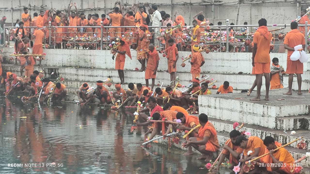कांवडि़ए नर्मदा जल भरते