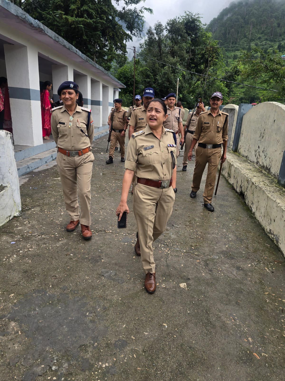 डीएम और एसपी ने किया पोलिंग बूथ का निरीक्षण। डीएम और एसपी ने किया पोलिंग बूथ का निरीक्षण।