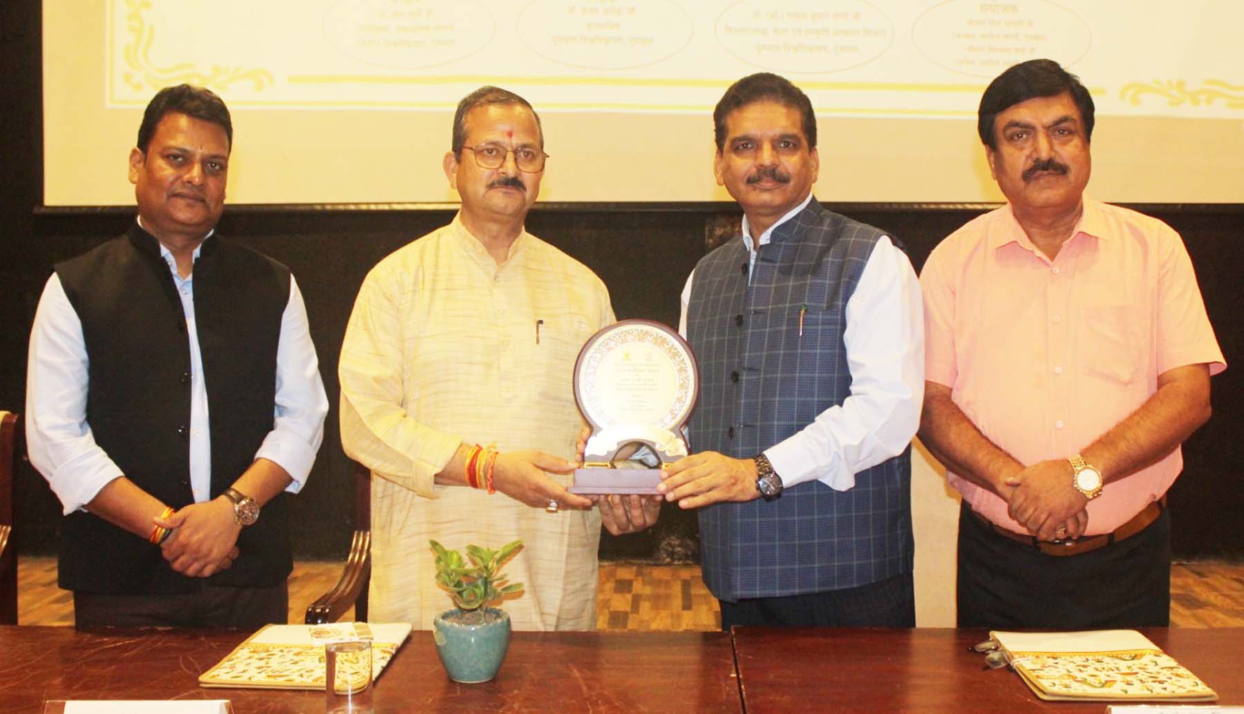 गुरुग्राम विवि में आयोजित संगोष्ठी में अतिथियों को स्मृति चिन्ह देते कुलपति।