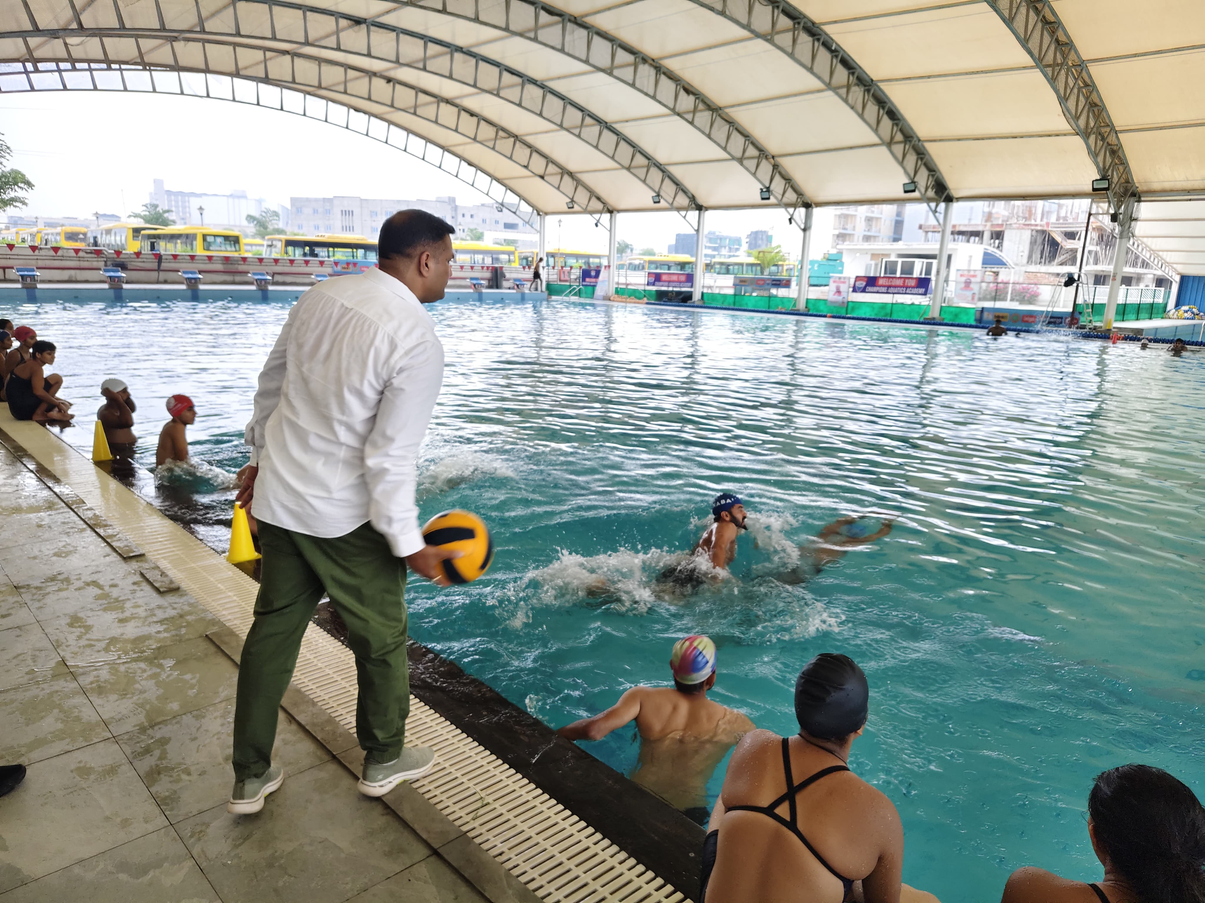वाटरपोलो टीम के ट्रायल शुरू करवाते हरियाणा स्विमिंग एसोसिएशन के महासचिव अनिल खत्री वाटरपोलो टीम के ट्रायल शुरू करवाते हरियाणा स्विमिंग एसोसिएशन के महासचिव अनिल खत्री