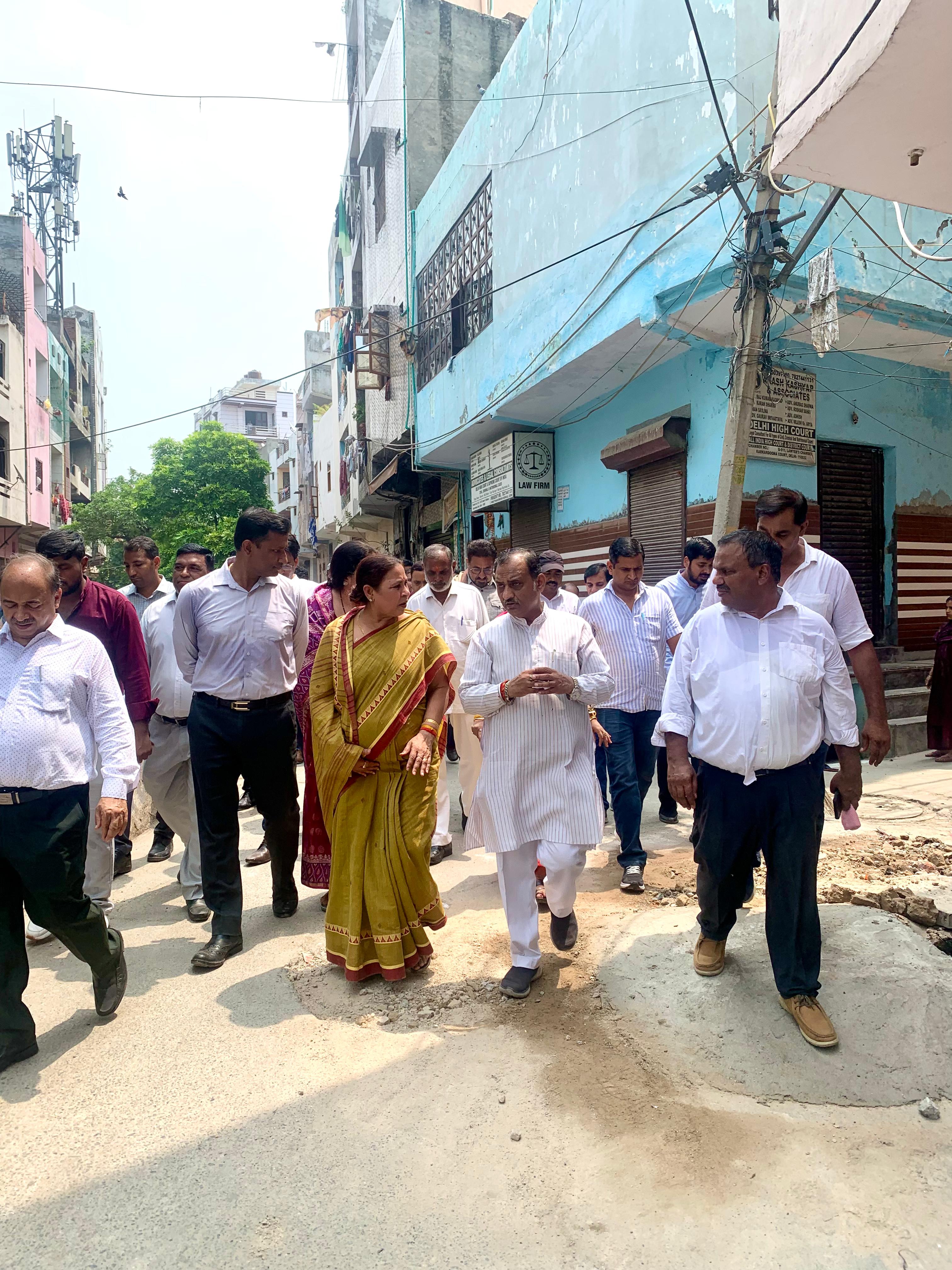 सत्या शर्मा भजनपुरा वार्ड का निरीक्षण करते हुए