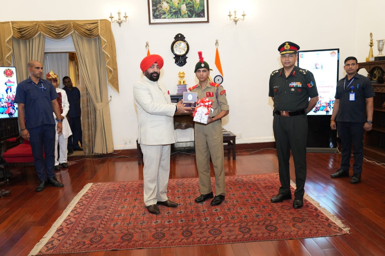 राजकीय कीर्ति इंटर कॉलेज का छात्र सचिन उत्तराखंड के महामहिम राज्यपाल लेफ्टिनेंट जनरल गुरमीत सिंह (से.नि.)द्वारा देहरादून राजभवन में हुआ सम्मानित पीएमश्री राजकीय कीर्ति इंटर कॉलेज उत्तरकाशी के 12 वी के छात्र और एनसीसी कैडेट सचिन ने मात्र 16 वर्ष की आयु में 18 मई 2025 को प्रातः 4:06 पर विश्व के सर्वोच्च पर्वत शिखर मॉउंट एवरेस्ट (8848.86m) जिसे नेपाल में सागरमाथा कहते है पर सफल आरोहण कर अपने विद्यालय पीएमश्री राजकीय आदर्श कीर्ति इंटर कॉलेज उत्तरकाशी सहित अपने माता पिता, अपने गांव दडमाली पुजारगांव धनारी ब्लॉक डुंडा सहित सीमान्त जिला उत्तरकाशी एवं विद्यालयी शिक्षा विभाग का नाम रोशन किया l छात्र की यह उपलब्धि इसलिऐ भी महत्वपूर्ण है कि यह छात्र NCC Boys Girls Mount Everest Expedition 2025 में सबसे कम उम्र का एवेरेस्ट विजेता पर्वतरोही रहा, साथ ही यह छात्र उत्तराखण्ड राज्य का अभी तक का सबसे युवा एवेरेस्ट विजेता है जिसने एवेरेस्ट पर अपने देश भारत, अपने प्रदेश उत्तराखंड, एनसीसी और अपने विद्यालय झंडा फहराया हैँ यह युवा आज के छात्र छात्राओं के लिए एक प्रेरणा श्रोत हैँ देहरादून राजभवन में आयोजित सम्मान समारोह में उत्तरकाशी के राजकीय कीर्ति इंटर कॉलेज के छात्र कैडेट सचिन को उत्तराखंड के महामहिम राज्यपाल लेफ्टिनेंट जनरल गुरमीत सिंह (से.नि.)द्वारा इस ऐतिहासिक उपलब्धि एवं उत्कृष्ट प्रदशन हेतु सम्मानित किया गया l सीमान्त उत्तरकाशी जनपद के छात्र सचिन को राजभवन में राज्यपाल द्वारा सम्मानित होने पर उत्तरकाशी के जिलाधिकारी प्रशांत आर्य, मुख्य शिक्षा अधिकारी अमित कोटियाल, जिला शिक्षा अधिकारी शैलेन्द्र अमोली, बीईओ भटवाड़ी हर्षा रावत, सहित एनसीसी बटालियन उत्तरकाशी कमान अधिकारी कर्नल मयंक धस्माना, एडम ऑफिसर लेफ्टिनेंट कर्नल एल.बी.मल्ल, कीर्ति इंटर के प्रधानाचार्य एवं एनसीसी अधिकारी कैप्टेन एल.पी.एस. परमार ने खुशी जाहिर की और इस अवसर पर उत्तराखंड के सबसे युवा एवेरेस्ट विजेता छात्र कैडेट सचिन से छात्र छात्राओं एवं युवाओं को प्रेरणा लेने हेतु अपील की l विद्यालय प्रधानाचार्य श्री परमार ने बताया की राजकीय कीर्ति इंटर कॉलेज उत्तरकाशी ने उत्तराखंड के सबसे युवा एवेरेस्ट विजेता सचिन के अलावा भी ग्राम नाकुरी बरसाली निवासी प्रथम भारतीय महिला एवेरेस्ट विजेता बचेंद्री पाल एवं एवेरेस्ट सहित विश्व की पांच सर्वश्रेष्ठ पर्वत चोटी पर फतह करने वाले रिकॉर्ड बनाने वाले अगोड़ा निवासी प्रवीन राणा भी इस विद्यालय से शिक्षा ग्रहण कर चुके हैं l राजकीय कीर्ति इंटर कॉलेज का छात्र सचिन उत्तराखंड के महामहिम राज्यपाल लेफ्टिनेंट जनरल गुरमीत सिंह (से.नि.)द्वारा देहरादून राजभवन में हुआ सम्मानित पीएमश्री राजकीय कीर्ति इंटर कॉलेज उत्तरकाशी के 12 वी के छात्र और एनसीसी कैडेट सचिन ने मात्र 16 वर्ष की आयु में 18 मई 2025 को प्रातः 4:06 पर विश्व के सर्वोच्च पर्वत शिखर मॉउंट एवरेस्ट (8848.86m) जिसे नेपाल में सागरमाथा कहते है पर सफल आरोहण कर अपने विद्यालय पीएमश्री राजकीय आदर्श कीर्ति इंटर कॉलेज उत्तरकाशी सहित अपने माता पिता, अपने गांव दडमाली पुजारगांव धनारी ब्लॉक डुंडा सहित सीमान्त जिला उत्तरकाशी एवं विद्यालयी शिक्षा विभाग का नाम रोशन किया l छात्र की यह उपलब्धि इसलिऐ भी महत्वपूर्ण है कि यह छात्र NCC Boys Girls Mount Everest Expedition 2025 में सबसे कम उम्र का एवेरेस्ट विजेता पर्वतरोही रहा, साथ ही यह छात्र उत्तराखण्ड राज्य का अभी तक का सबसे युवा एवेरेस्ट विजेता है जिसने एवेरेस्ट पर अपने देश भारत, अपने प्रदेश उत्तराखंड, एनसीसी और अपने विद्यालय झंडा फहराया हैँ यह युवा आज के छात्र छात्राओं के लिए एक प्रेरणा श्रोत हैँ देहरादून राजभवन में आयोजित सम्मान समारोह में उत्तरकाशी के राजकीय कीर्ति इंटर कॉलेज के छात्र कैडेट सचिन को उत्तराखंड के महामहिम राज्यपाल लेफ्टिनेंट जनरल गुरमीत सिंह (से.नि.)द्वारा इस ऐतिहासिक उपलब्धि एवं उत्कृष्ट प्रदशन हेतु सम्मानित किया गया l सीमान्त उत्तरकाशी जनपद के छात्र सचिन को राजभवन में राज्यपाल द्वारा सम्मानित होने पर उत्तरकाशी के जिलाधिकारी प्रशांत आर्य, मुख्य शिक्षा अधिकारी अमित कोटियाल, जिला शिक्षा अधिकारी शैलेन्द्र अमोली, बीईओ भटवाड़ी हर्षा रावत, सहित एनसीसी बटालियन उत्तरकाशी कमान अधिकारी कर्नल मयंक धस्माना, एडम ऑफिसर लेफ्टिनेंट कर्नल एल.बी.मल्ल, कीर्ति इंटर के प्रधानाचार्य एवं एनसीसी अधिकारी कैप्टेन एल.पी.एस. परमार ने खुशी जाहिर की और इस अवसर पर उत्तराखंड के सबसे युवा एवेरेस्ट विजेता छात्र कैडेट सचिन से छात्र छात्राओं एवं युवाओं को प्रेरणा लेने हेतु अपील की l विद्यालय प्रधानाचार्य श्री परमार ने बताया की राजकीय कीर्ति इंटर कॉलेज उत्तरकाशी ने उत्तराखंड के सबसे युवा एवेरेस्ट विजेता सचिन के अलावा भी ग्राम नाकुरी बरसाली निवासी प्रथम भारतीय महिला एवेरेस्ट विजेता बचेंद्री पाल एवं एवेरेस्ट सहित विश्व की पांच सर्वश्रेष्ठ पर्वत चोटी पर फतह करने वाले रिकॉर्ड बनाने वाले अगोड़ा निवासी प्रवीन राणा भी इस विद्यालय से शिक्षा ग्रहण कर चुके हैं l
