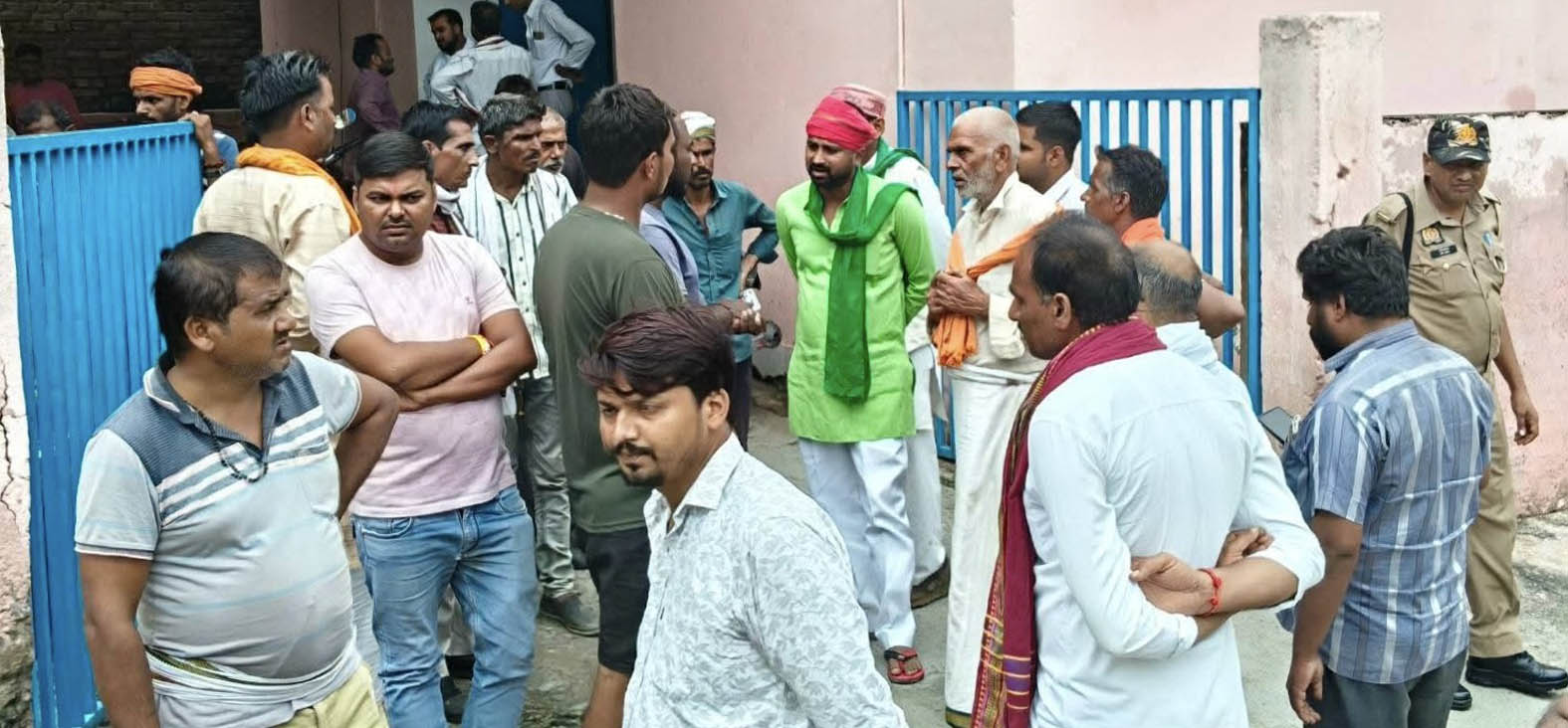 मामूली विवाद में पत्नी समेत पूर्व प्रधान पति ने फंदा लगाकर आत्महत्या कर दी जान मामूली विवाद में पत्नी समेत पूर्व प्रधान पति ने फंदा लगाकर आत्महत्या कर दी जान