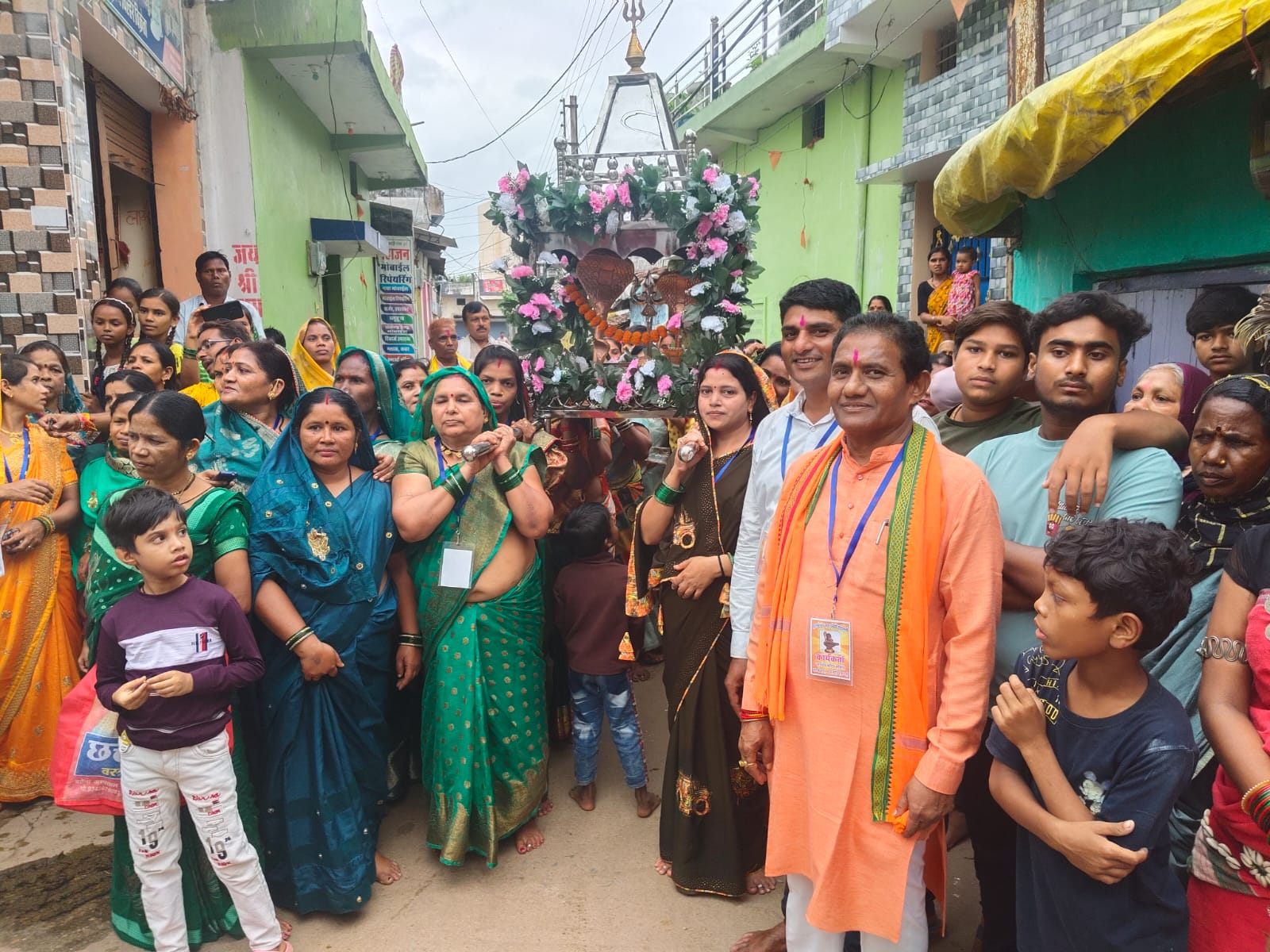 नागदेव मंदिर से निकली पालकी यात्रा में शामिल शिवभक्त। नागदेव मंदिर से निकली पालकी यात्रा में शामिल शिवभक्त।