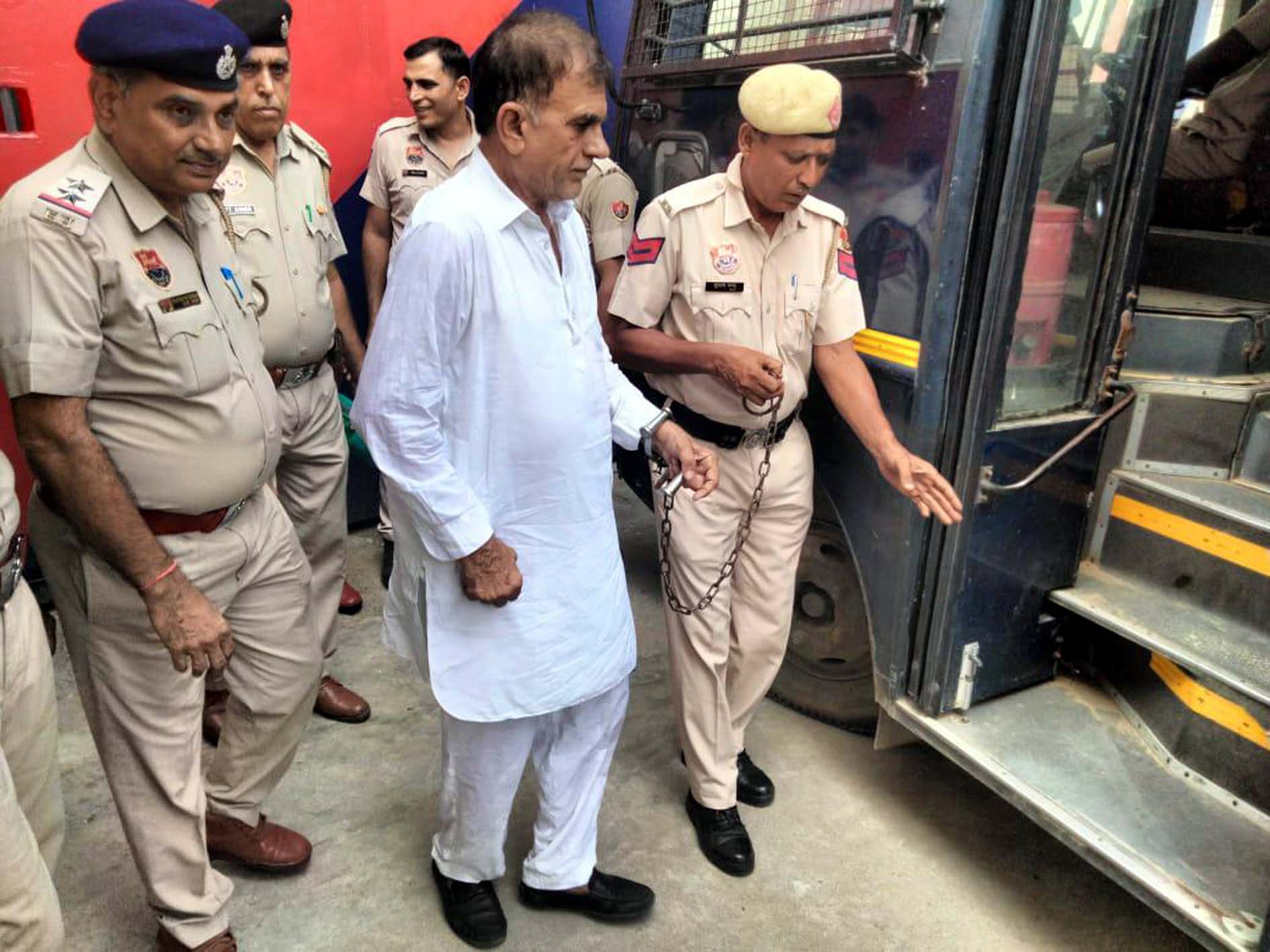 आरोपी देवेन्द्र बुड़िया को अदालत में पेश करके लाती पुलिस। आरोपी देवेन्द्र बुड़िया को अदालत में पेश करके लाती पुलिस।