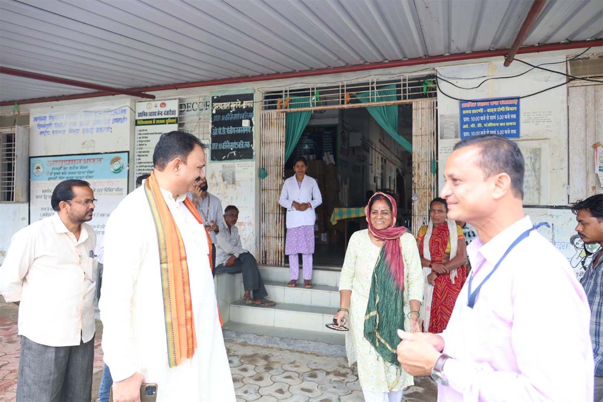 स्वास्थ्य मंत्री श्याम बिहारी जायसवाल अस्पताल का निरीक्षण करते स्वास्थ्य मंत्री श्याम बिहारी जायसवाल अस्पताल का निरीक्षण करते