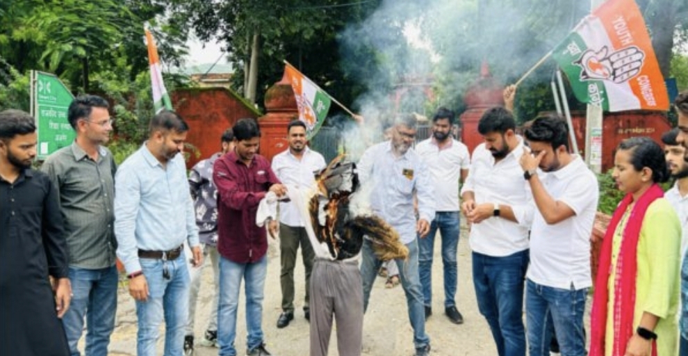 झालावाड़ हादसे के विरोध में युवा कांग्रेस ने शिक्षा मंत्री का पुतला फूंका झालावाड़ हादसे के विरोध में युवा कांग्रेस ने शिक्षा मंत्री का पुतला फूंका