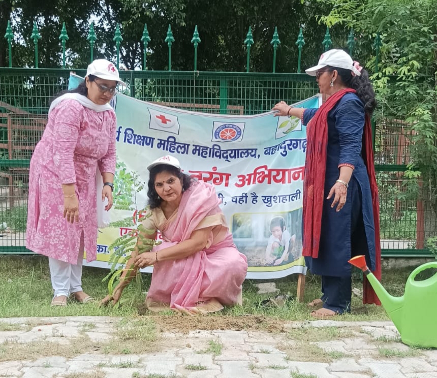विश्व प्रकृति संरक्षण दिवस के मौके पर रेलवे पार्क बहादुरगढ़ में पौधारोपण करती प्राचार्य डॉ. आशा शर्मा । विश्व प्रकृति संरक्षण दिवस के मौके पर रेलवे पार्क बहादुरगढ़ में पौधारोपण करती प्राचार्य डॉ. आशा शर्मा ।