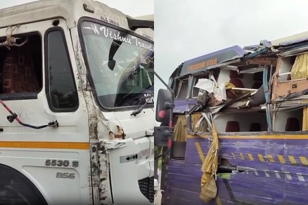 स्लीपर बस और ट्रेलर की जोरदार भिड़ंत