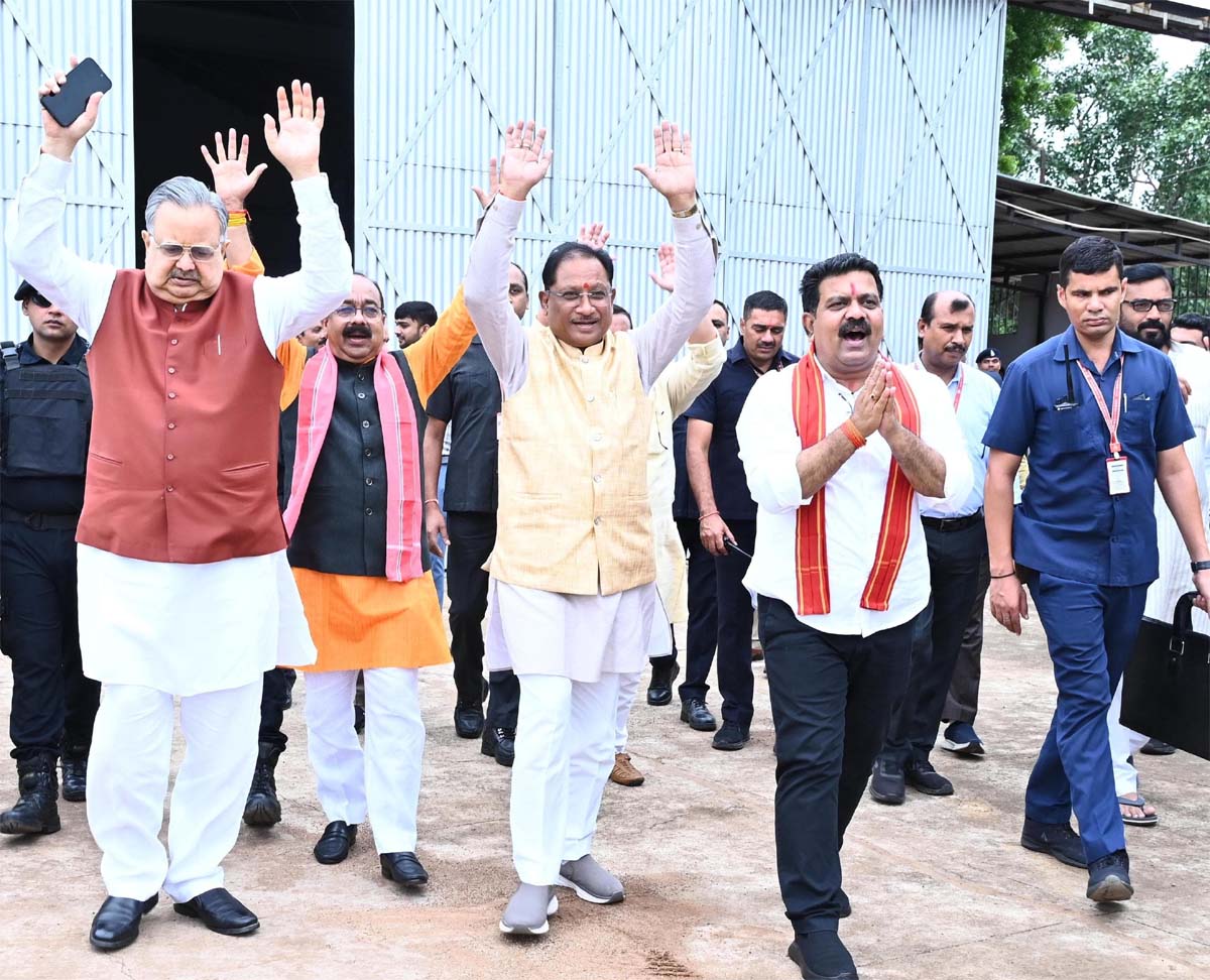 मुख्यमंत्री विष्णुदेव साय एवं विधानसभा अध्यक्ष डाॅ. रमन सिंह कांवड़ियों पर पुष्प वर्षा करने जाते हुए मुख्यमंत्री विष्णुदेव साय एवं विधानसभा अध्यक्ष डाॅ. रमन सिंह कांवड़ियों पर पुष्प वर्षा करने जाते हुए