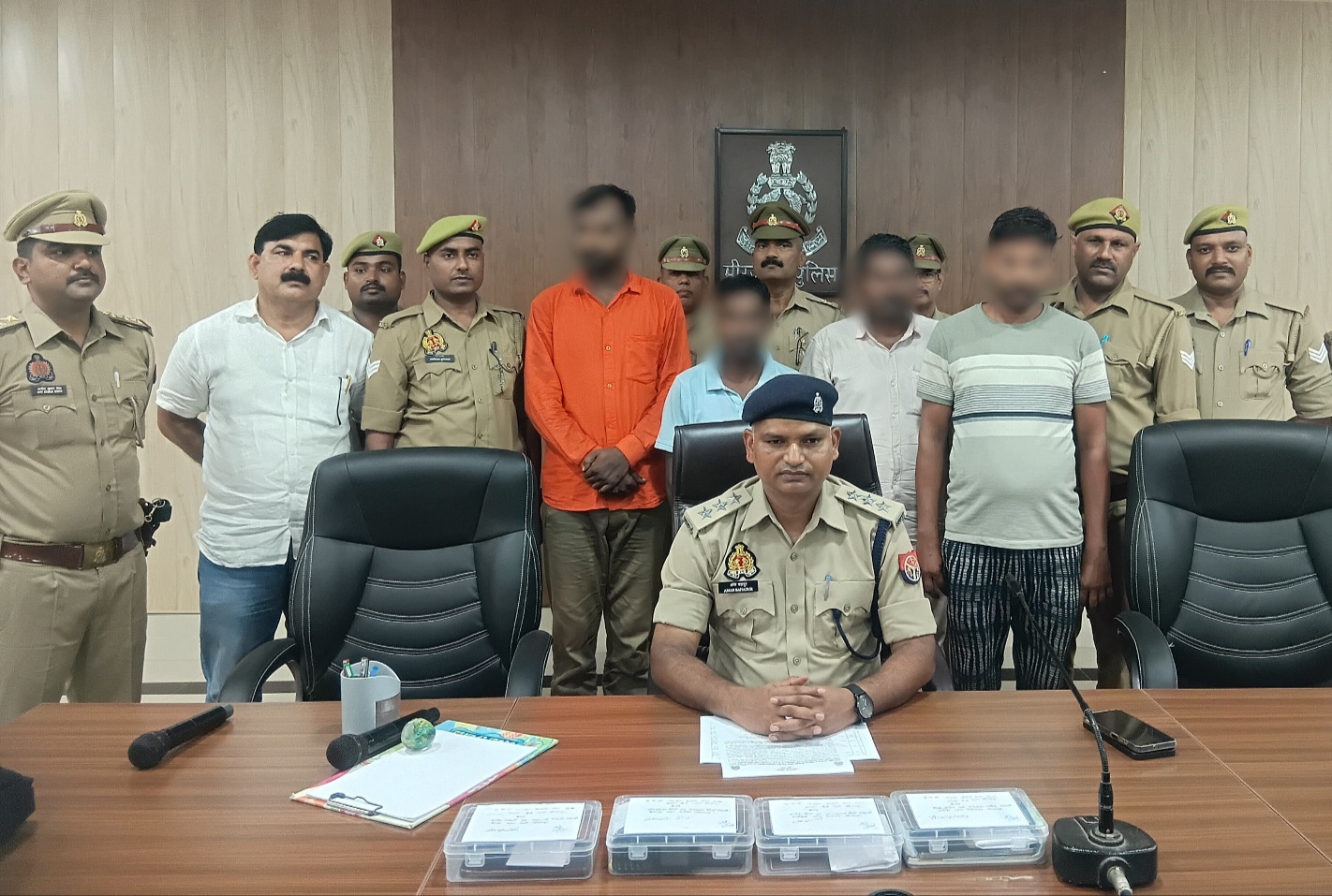 पुलिस लाइन स्थित सभागार में आयोजित प्रेस वार्ता में क्षेत्राधिकारी सदर अमर बहादुर व गिरफ्तार आरोपी।
