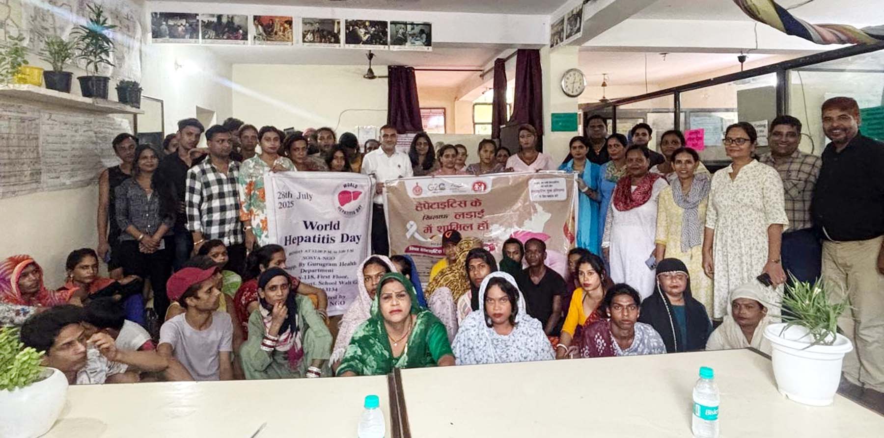 गुरुग्राम में विश्व हेपेटाइटिस दिवस पर लोगों को अहम जानकारी देने के दौरान स्वास्थ्य विभाग के अधिकारी व अन्य।