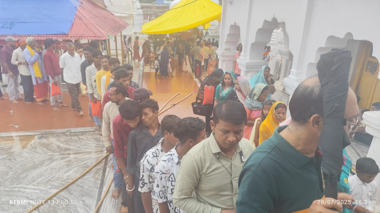 श्रद्धालुओं की भीड़ अपनी बारी की प्रतीक्षा करते