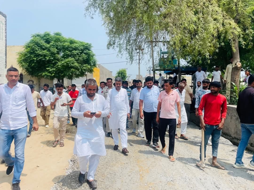 मौके पर सैंपल लेने पहुंचे विभागीय अधिकारी के साथ विधायक आदित्य देवीलाल। मौके पर सैंपल लेने पहुंचे विभागीय अधिकारी के साथ विधायक आदित्य देवीलाल।