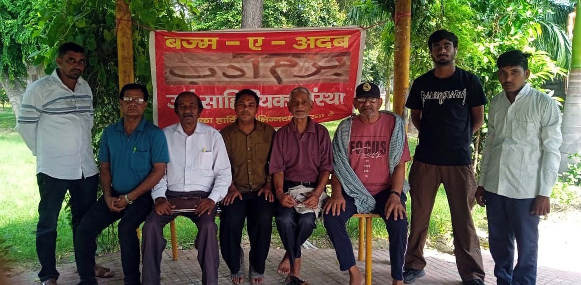 काष्ठ गोष्ठी में मौजूद रचनाकार।