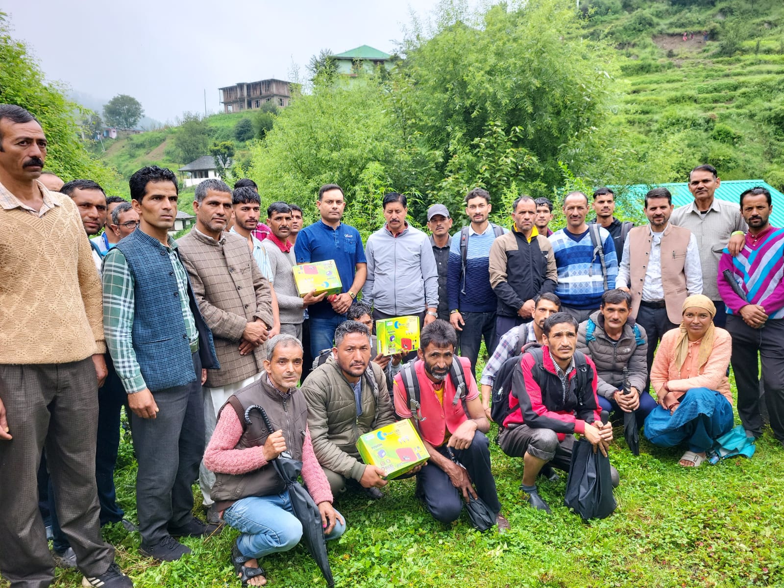 आपदा प्रभावितों के साथ प्रशासन । आपदा प्रभावितों के साथ प्रशासन ।