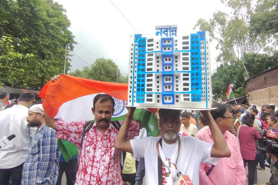 नवान्न अभियान बीच में ही पुलिस के द्वारा रोका गया नवान्न अभियान बीच में ही पुलिस के द्वारा रोका गया