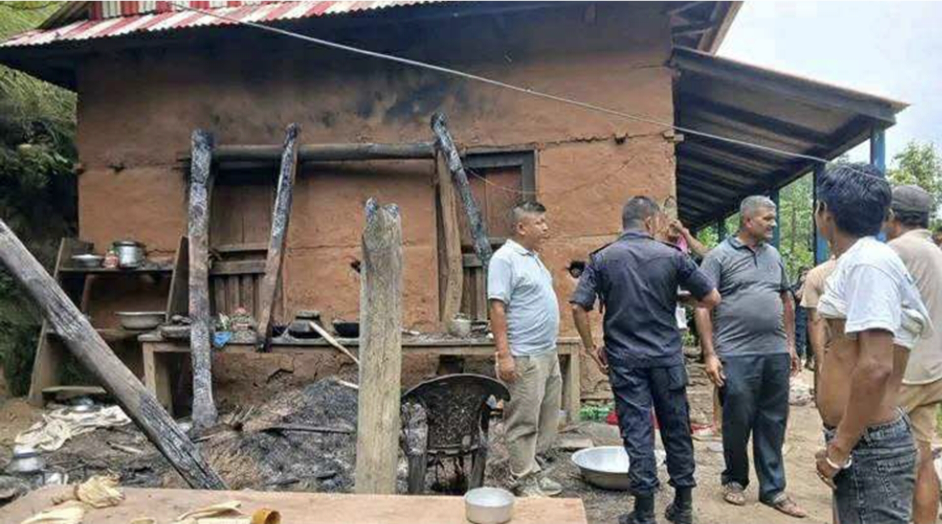 नेपाल के इसी घर से लापता हुए एक ही परिवार के 16 सदस्य नेपाल के इसी घर से लापता हुए एक ही परिवार के 16 सदस्य