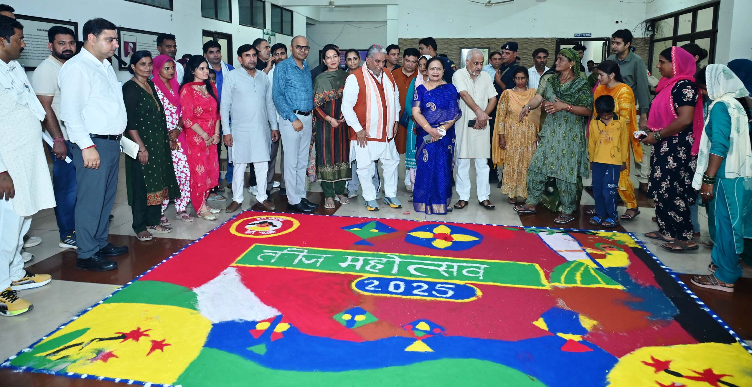 तीज पर्व पर महिलाओं द्वारा बनाई रंगोली का अवलोकन करते मंत्री कृष्ण पंवार।