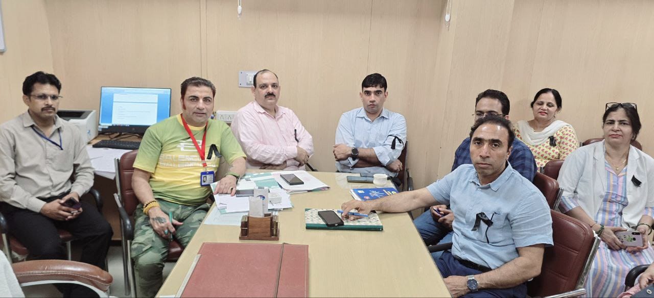 काले बिल्ले लगा काम करते हुए स्वास्थ्यकर्मी। काले बिल्ले लगा काम करते हुए स्वास्थ्यकर्मी।