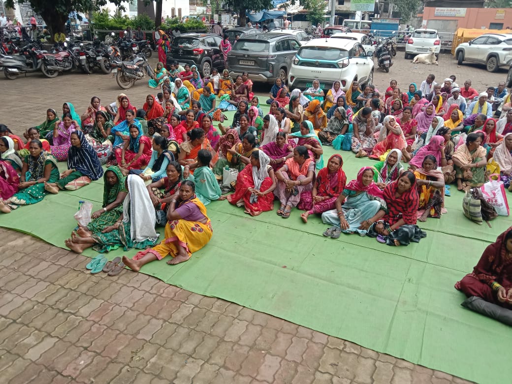 मध्यान्ह भोजन रसोईया संघ के सदस्य।