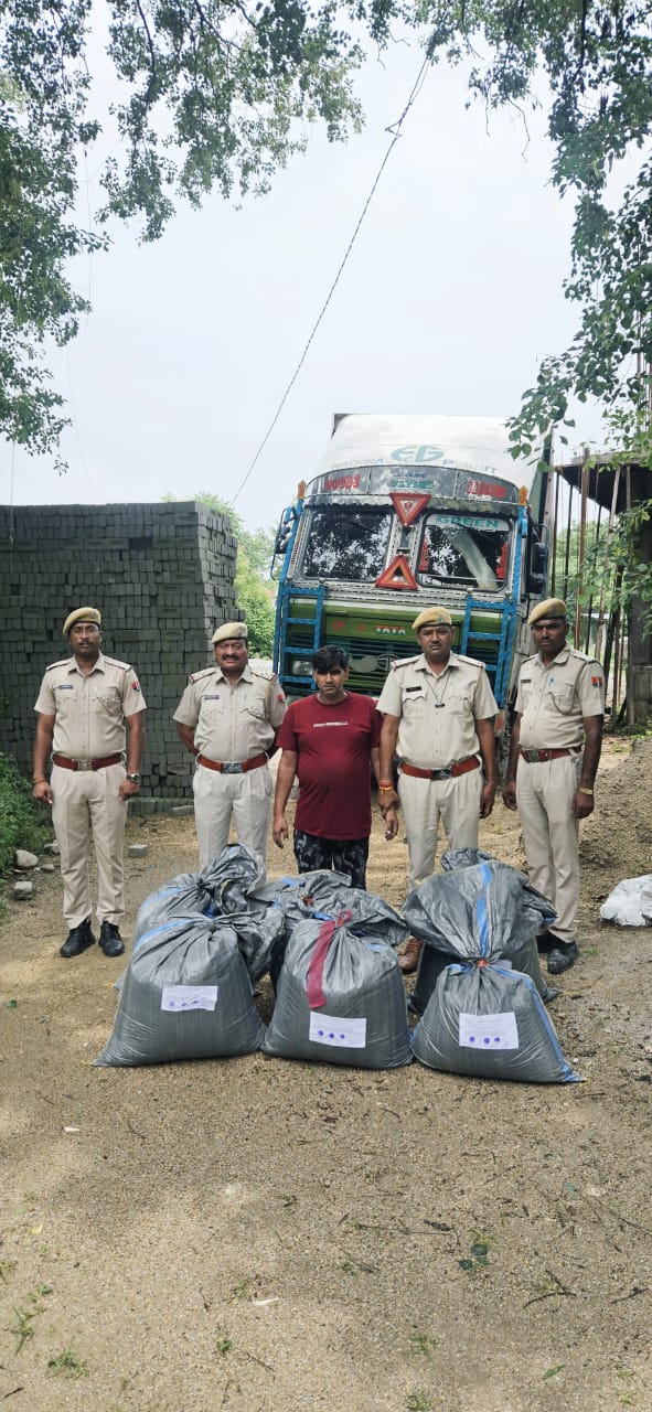 चित्तौड़गढ़ की भादसोड़ा थाना पुलिस ने तस्करी में पकड़ा आरोपित। चित्तौड़गढ़ की भादसोड़ा थाना पुलिस ने तस्करी में पकड़ा आरोपित।