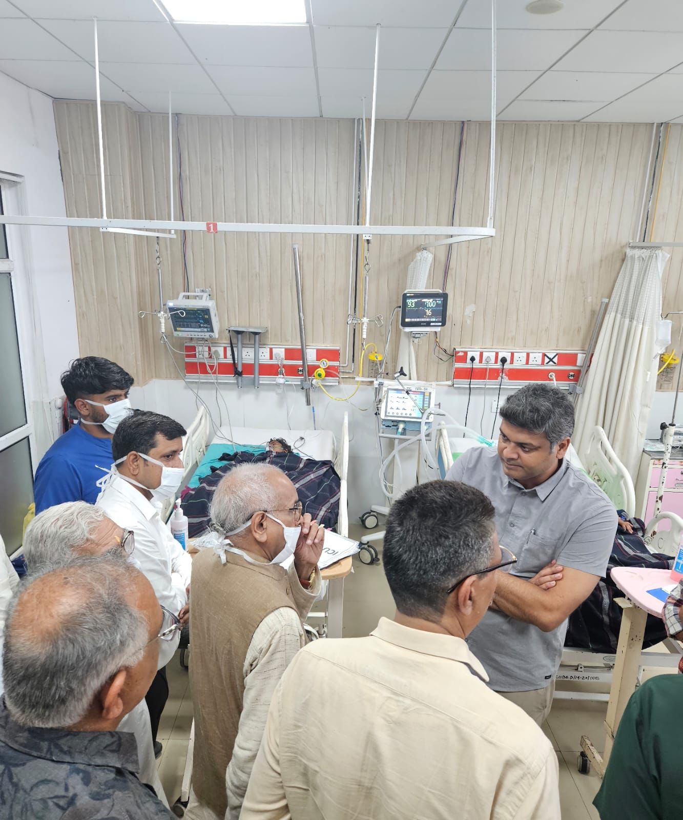 एम्स में घायलों से मुलाकात करते चंपत राय एम्स में घायलों से मुलाकात करते चंपत राय