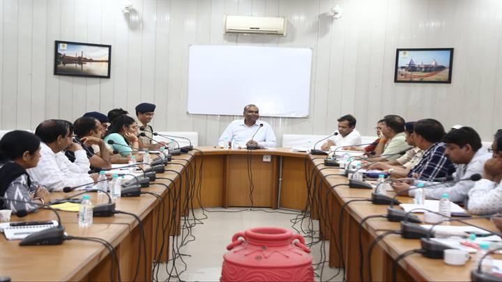 कमिश्नर कार्यालय के सभाकक्ष में संबंधित विभागों की बैठक कमिश्नर कार्यालय के सभाकक्ष में संबंधित विभागों की बैठक