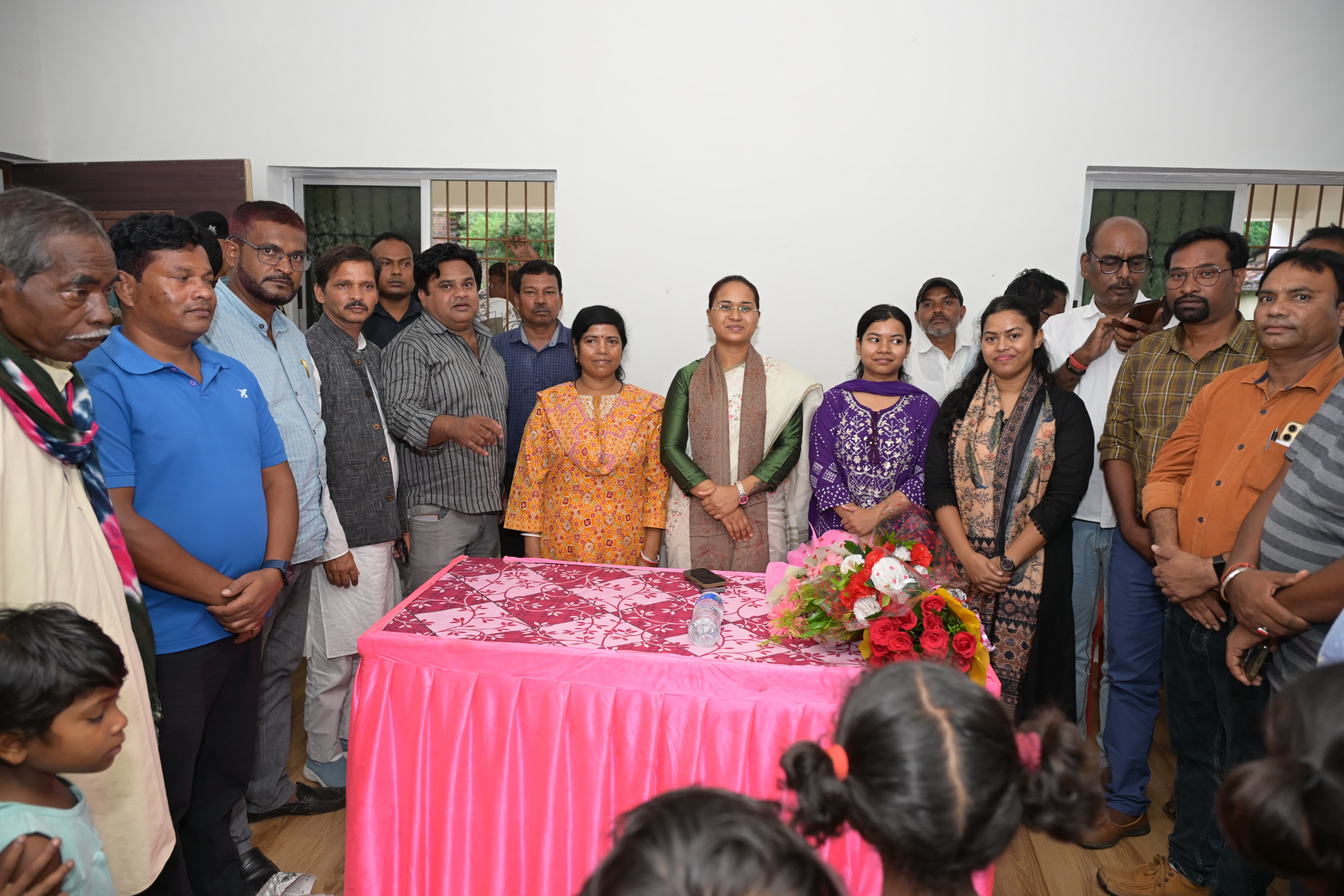 सम्मान समारोह में मंत्री और दोनों बेटियां सम्मान समारोह में मंत्री और दोनों बेटियां