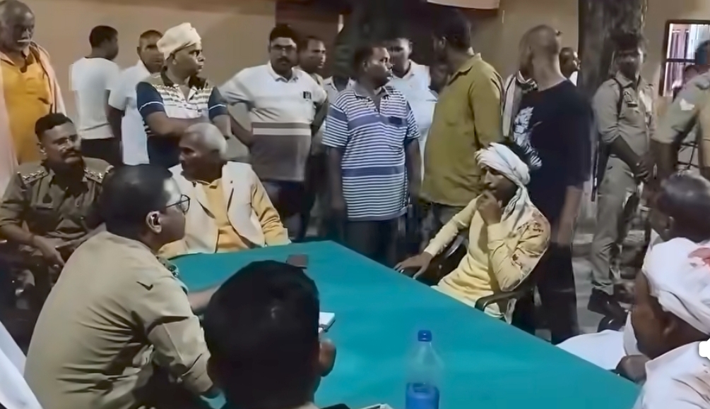 थाने में बैठे पूर्व विधायक सुरेंद्र सिंह थाने में बैठे पूर्व विधायक सुरेंद्र सिंह