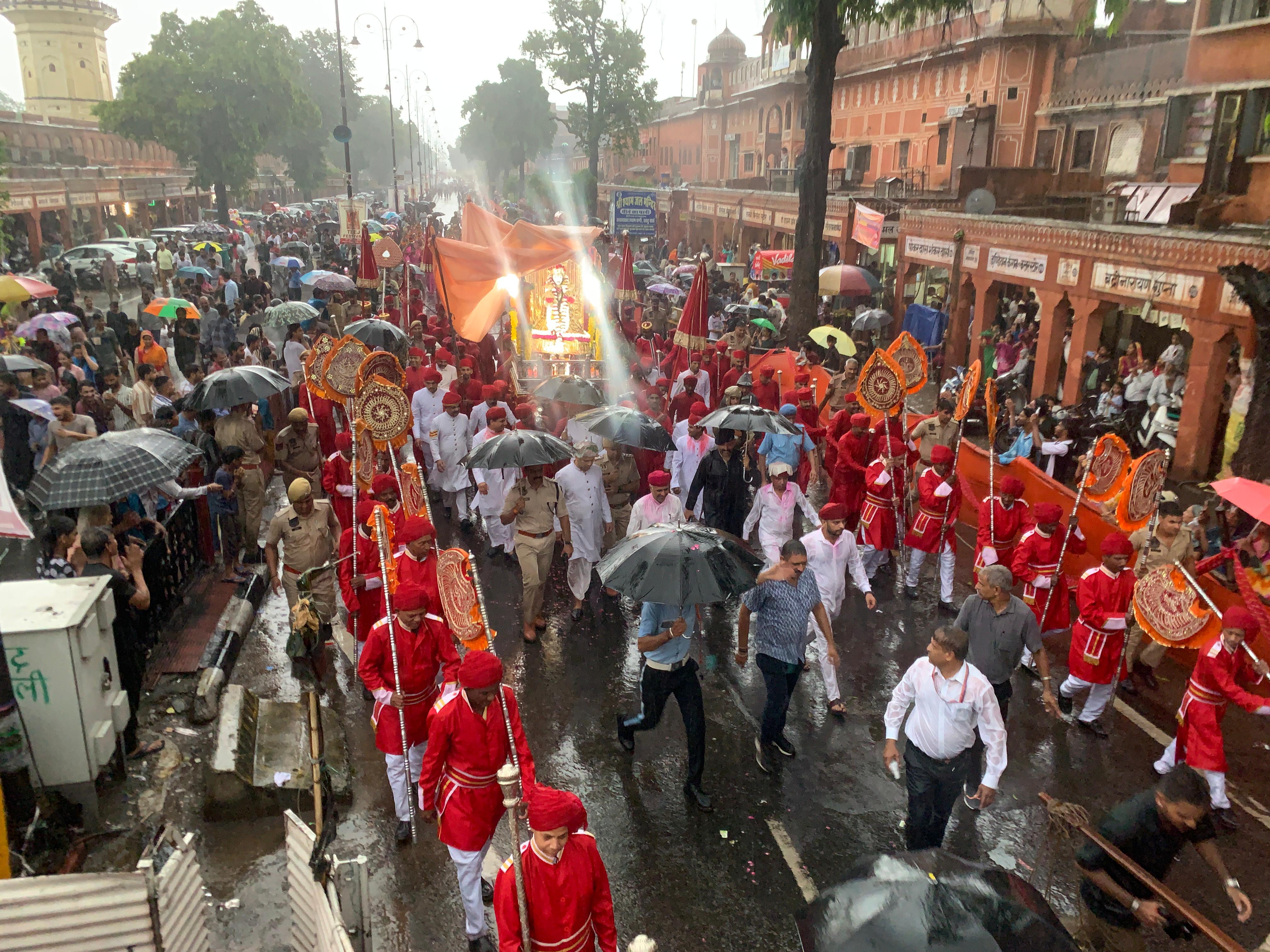 सुर्ख लाल पोशाक में स्वर्णाभूषण से सुसज्जित शान से निकली बूढी तीज माता की सवारी