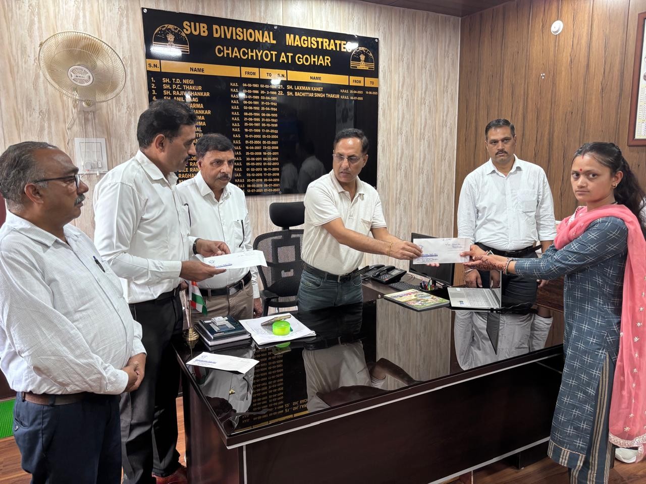 एसडीएम कार्यालय गोहर में आपदा प्रभावितों को राहत राशि प्रदान करते हुए।