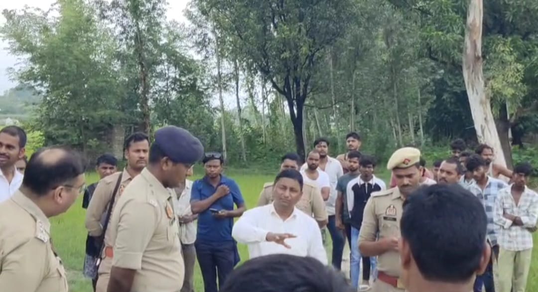 मौके पर पहुचे अधिकारी