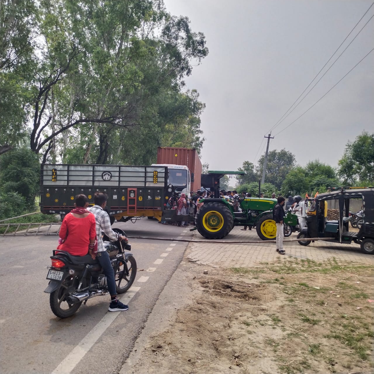 जाम लगाए ग्रामीण। जाम लगाए ग्रामीण।