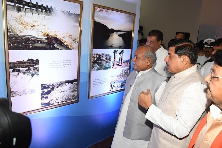 सदानीरा प्रदर्शनी का अवलोकन करते हुए मुख्यमंत्री डॉ. मोहन यादव सदानीरा प्रदर्शनी का अवलोकन करते हुए मुख्यमंत्री डॉ. मोहन यादव