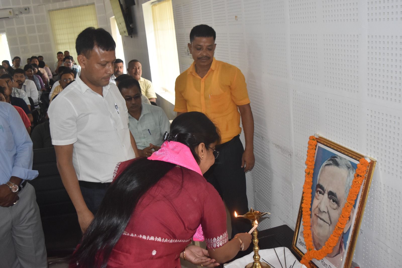 कोकराझार में देशभक्ति दिवस पर श्रद्धांजलि अर्पित। कोकराझार में देशभक्ति दिवस पर श्रद्धांजलि अर्पित।