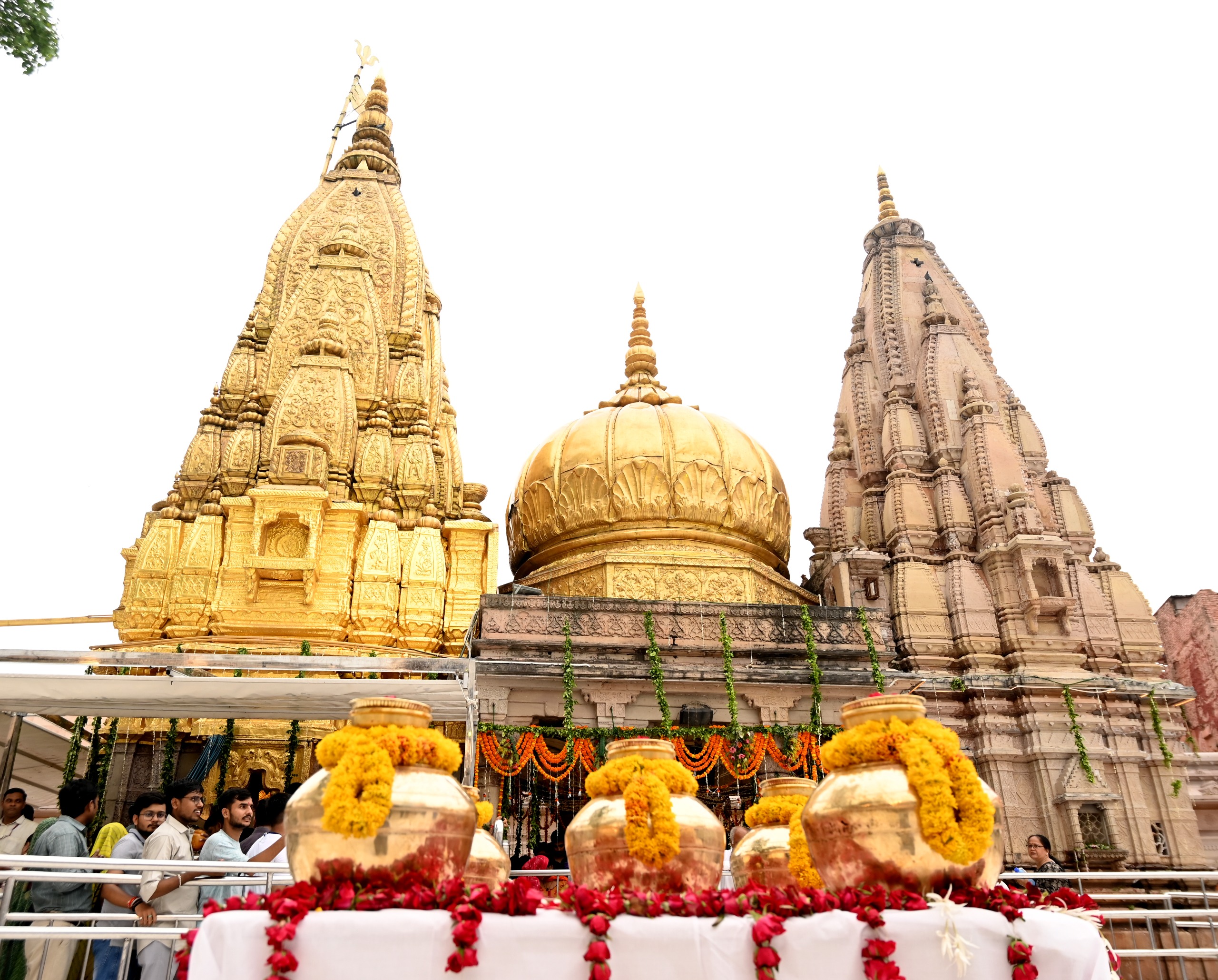 पवित्र तीर्थ जल सौंपते सीएम योगी पवित्र तीर्थ जल सौंपते सीएम योगी