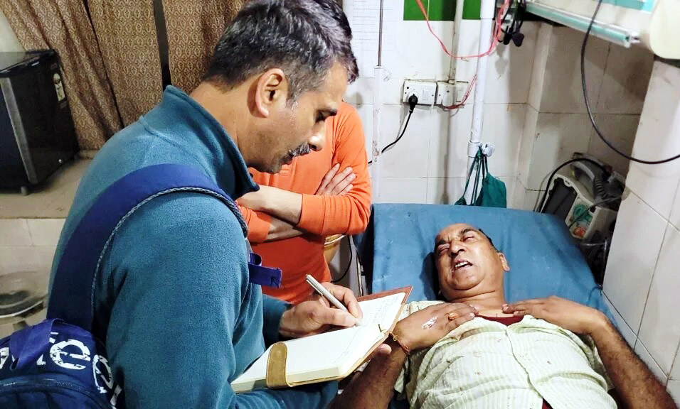 बीडी पांडे जिला चिकित्सालय में घायल प्रत्याशी के बयान दर्ज करते राजस्व उप निरीक्षक।