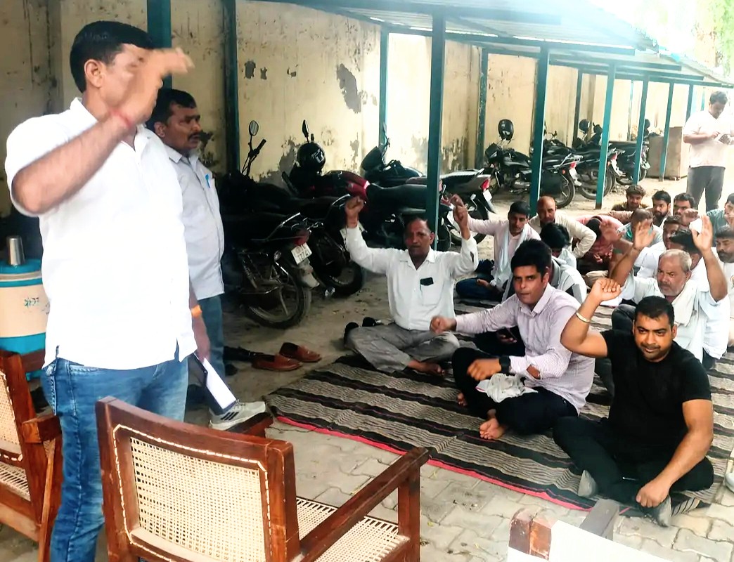 इसराना बिजली घर में हड़ताल पर बैठे बिजलीकर्मी