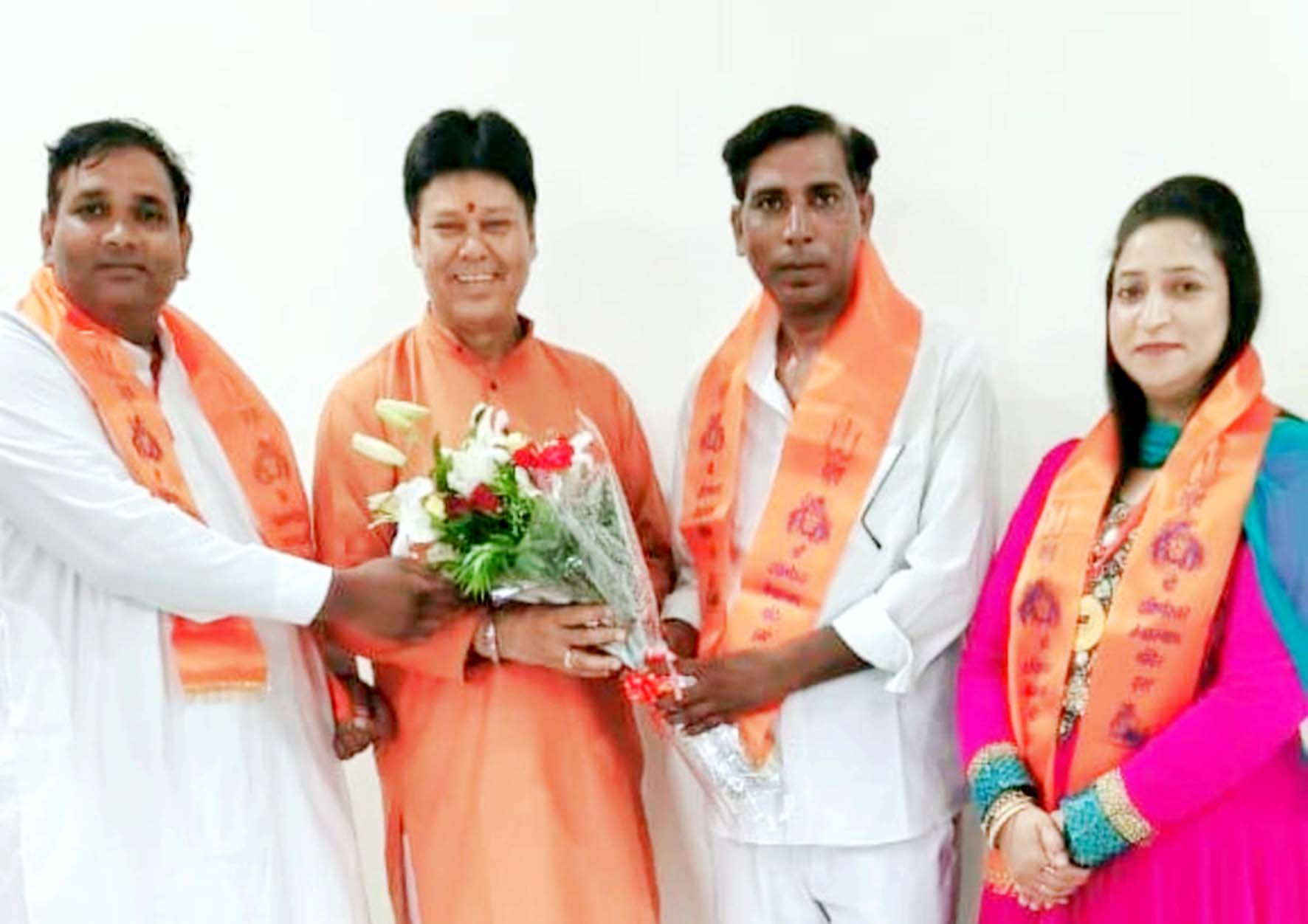 जोनी सरोहा को जिला अध्यक्ष नियुक्त किए जाने पर बधाई देते संगठन पदाधिकारी।