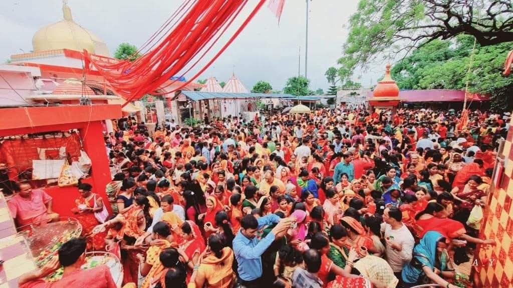मंदिर परिसर में जुटी श्रद्धालुओ की भीड़