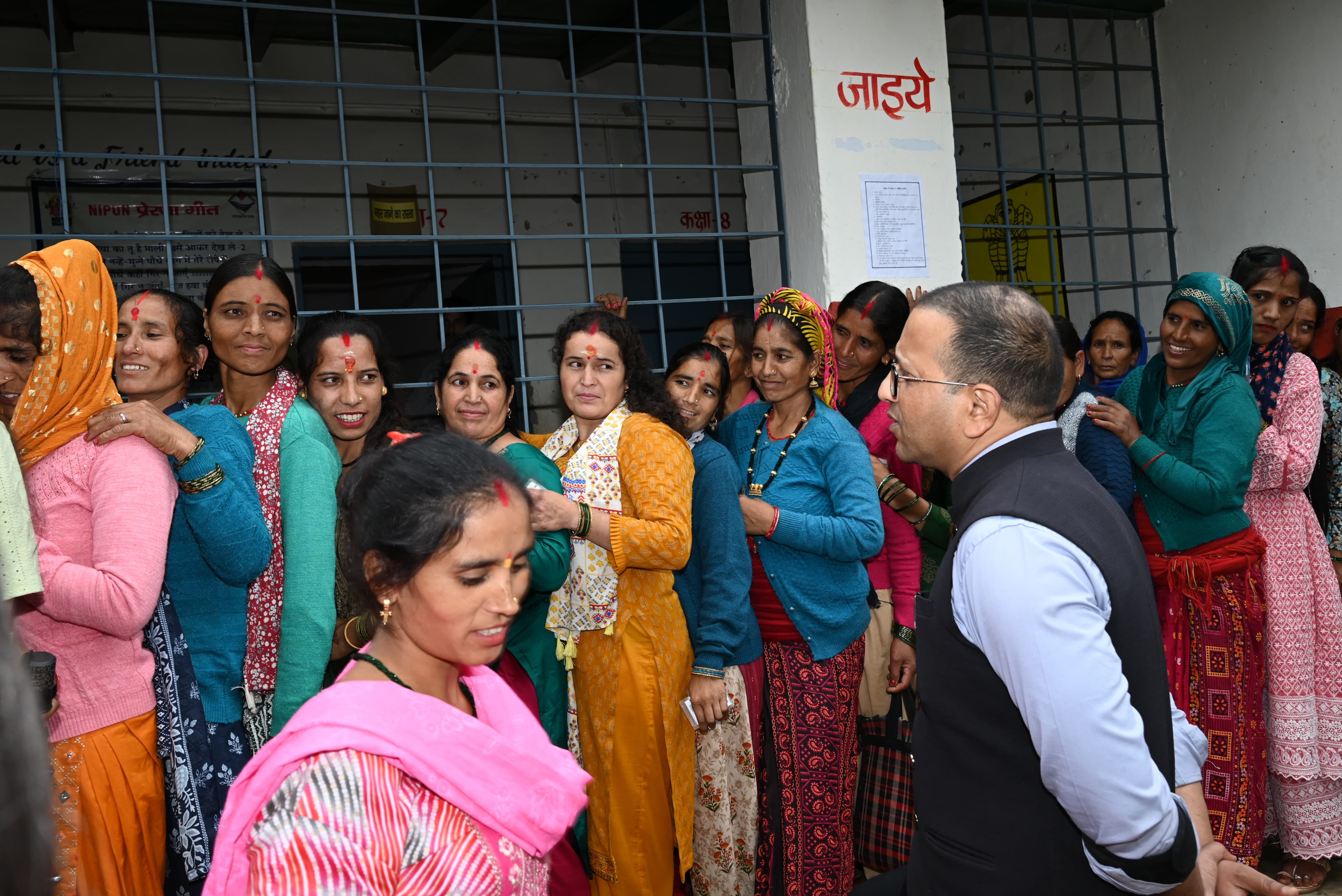 डीएम और एसपी ने किया पोलिंग बूथ का निरीक्षण। डीएम और एसपी ने किया पोलिंग बूथ का निरीक्षण।