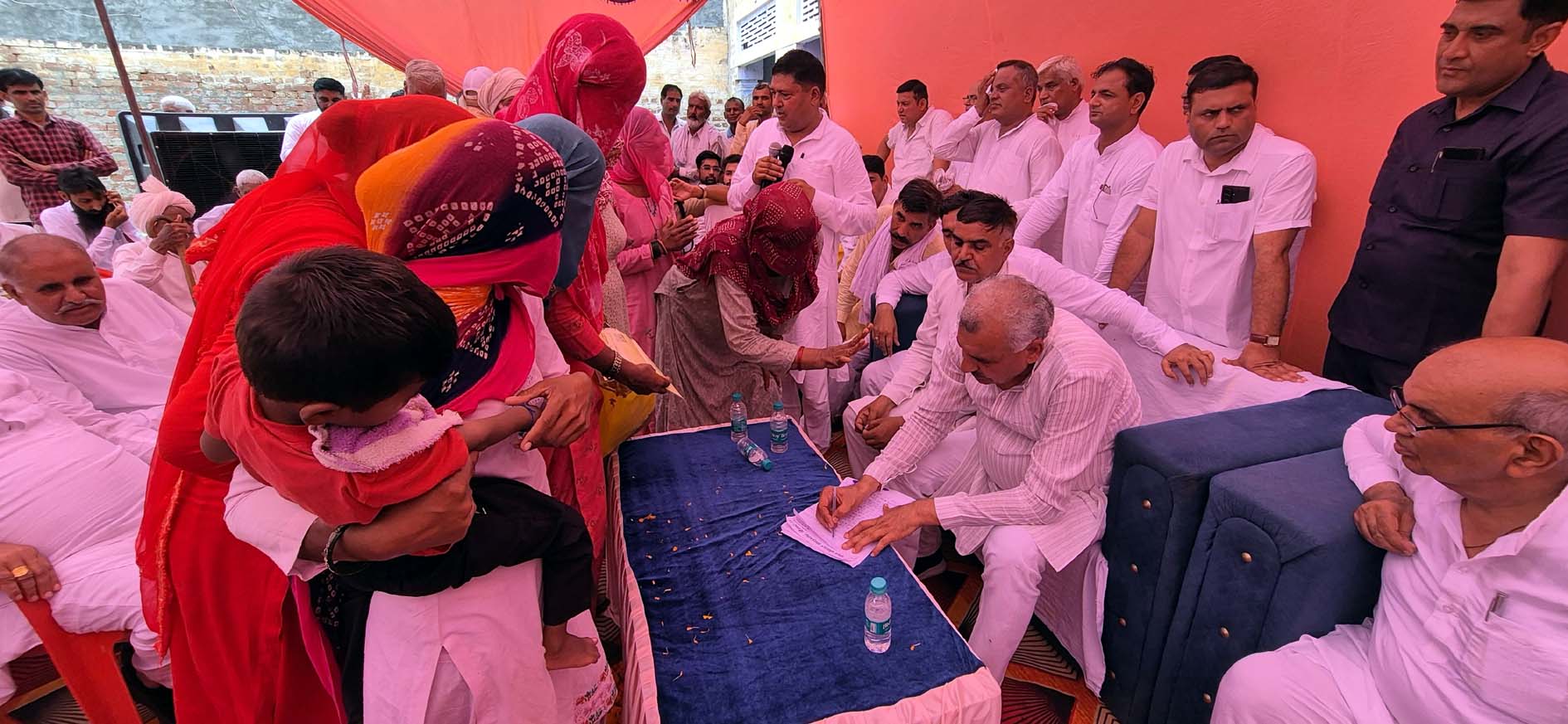 आर्य नगर में विधायक रणधीर पनिहार जन समसस्याएं सुनते हुए। आर्य नगर में विधायक रणधीर पनिहार जन समसस्याएं सुनते हुए।