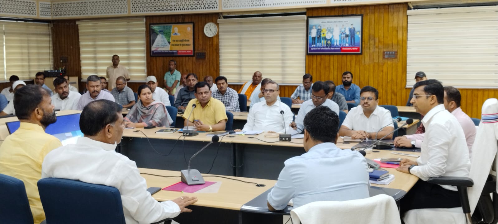कार्य की समीक्षा में जुटे अधिकारी कार्य की समीक्षा में जुटे अधिकारी