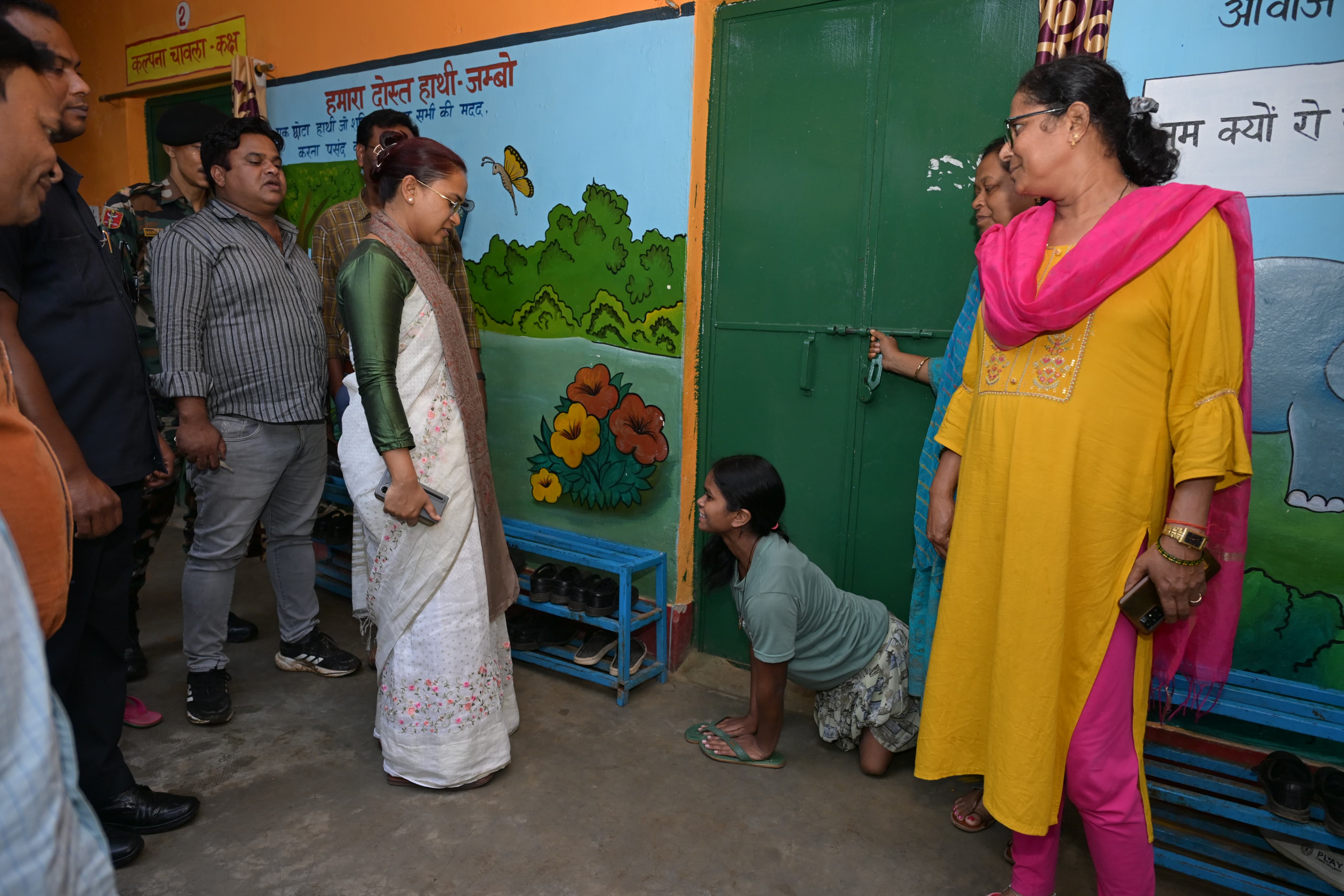 स्कूल में मंत्री और बच्चे स्कूल में मंत्री और बच्चे
